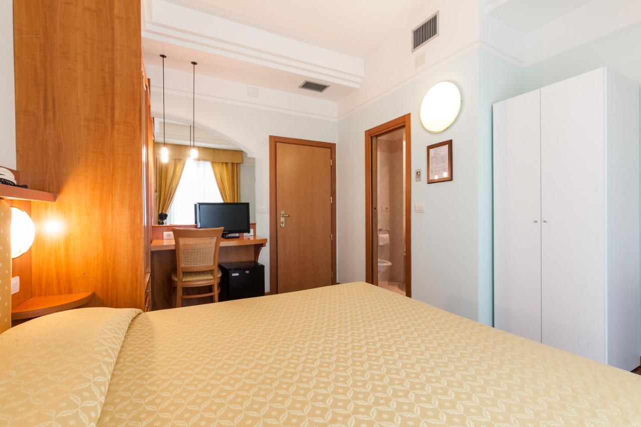 Hotel Astor Rimini Ngoại thất bức ảnh