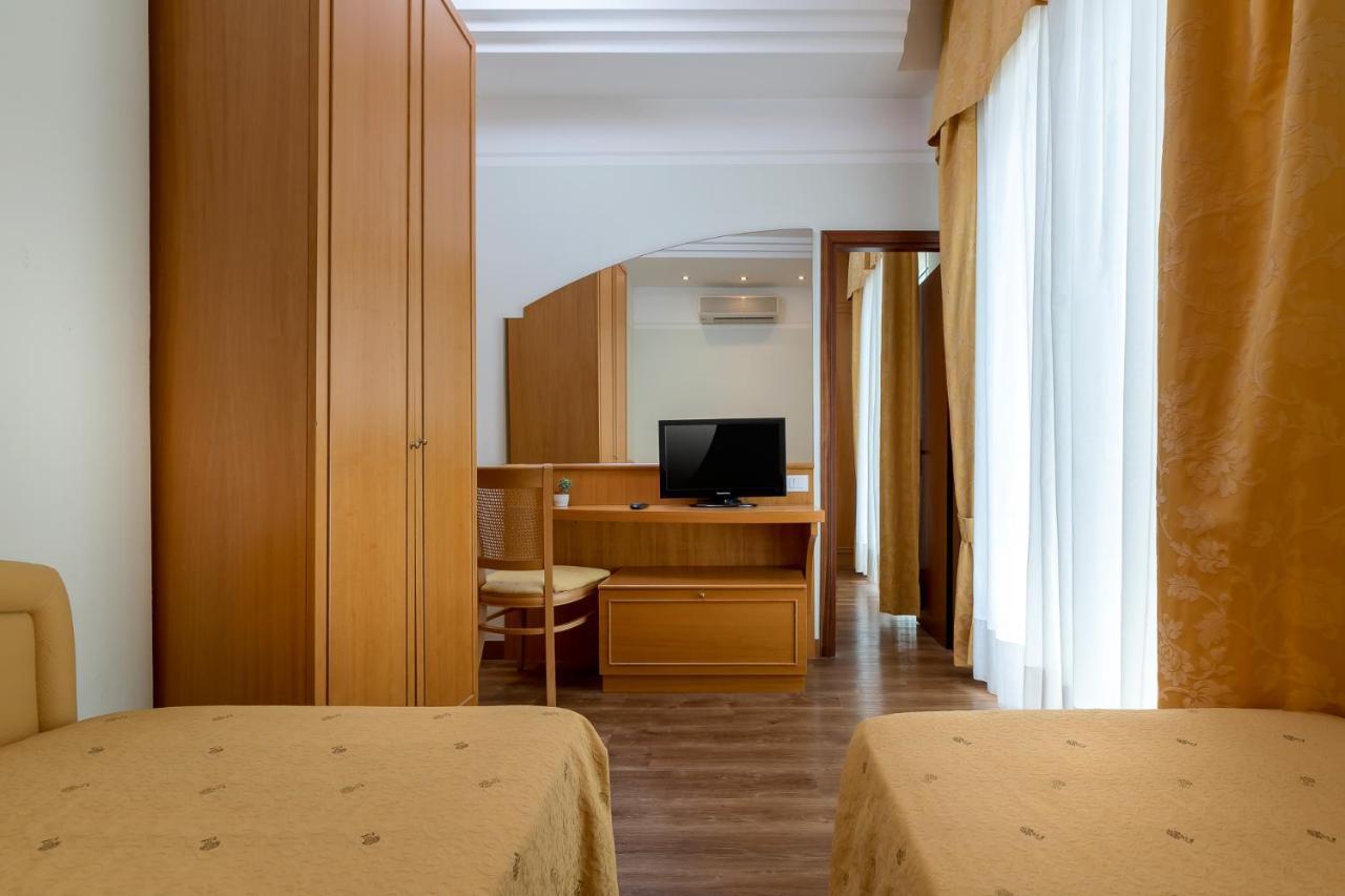 Hotel Astor Rimini Ngoại thất bức ảnh